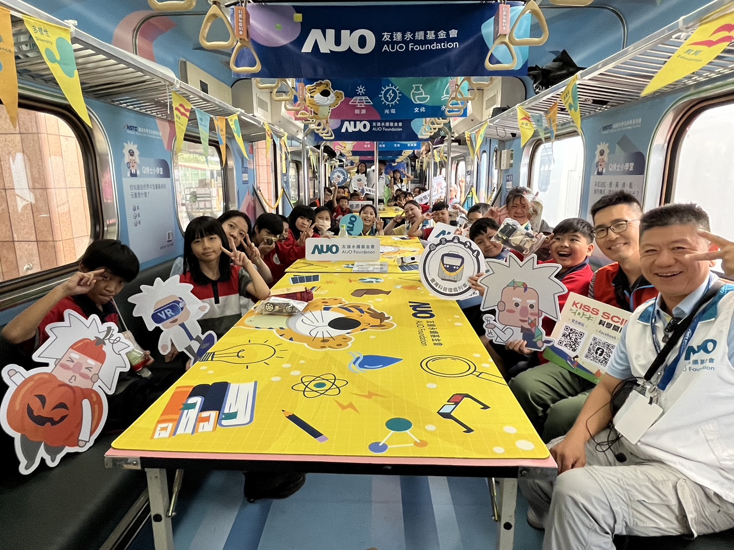 友達永續基金會參與「臺灣科普環島列車」，設計基礎科學車廂課程，以「淨零碳排和永續能源」為主題，讓學生透過創意實驗認識淨零知識，以及思考生活中的減碳行為