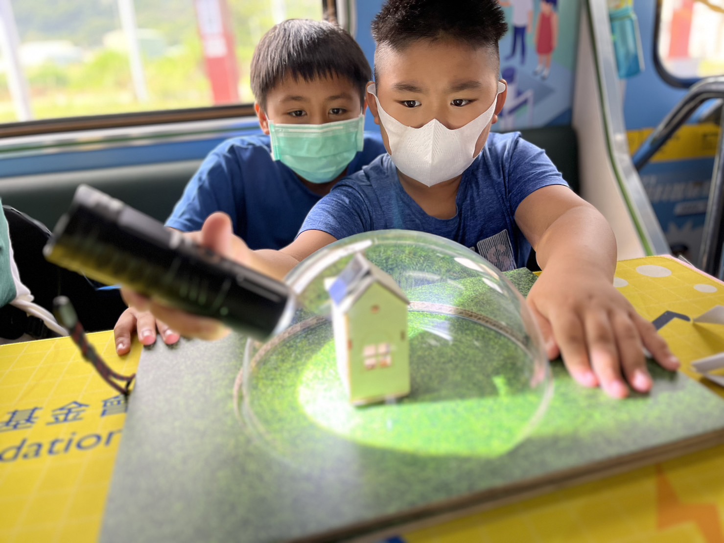 友達參與基礎科學主題車廂，以STEAM教學精神，設計「逐日科學家」、「太陽能工程師」以及「淨零建築師」三大能源科普課程和實驗