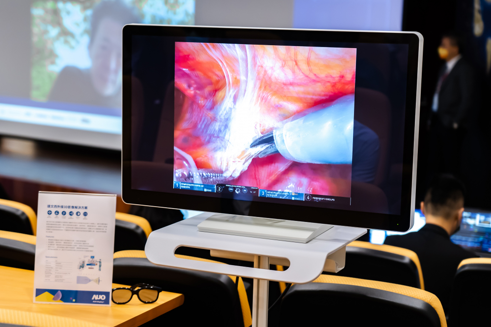 達擎於「國際大腸直腸外科論壇」中，成功導入達文西外接3D影像解決方案。透過達擎即時影像處理技術轉換為成1080p的高解析度畫質，將3D擬真畫面即時呈現於32吋4K 3D醫療顯示器