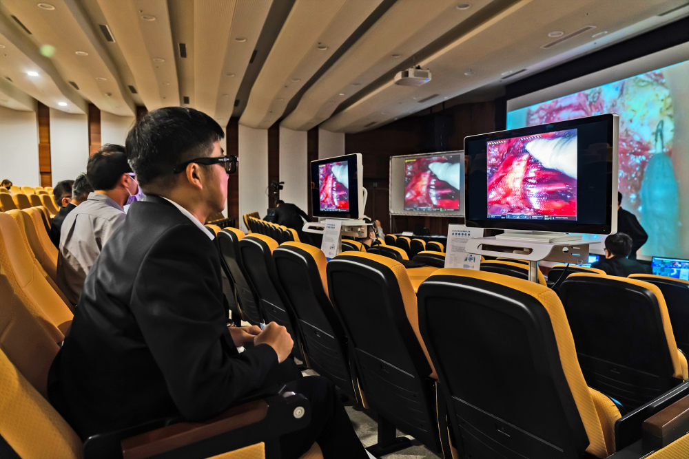 達擎之「達文西外接3D影像解決方案」，將達文西手術機器手臂的3D影像即時連線轉播，在會議室觀摩的醫師們只要戴上偏光眼鏡，就能與執刀醫師看到同步的3D立體影像，如臨操作台現場，縮短達文西手術的學習曲線