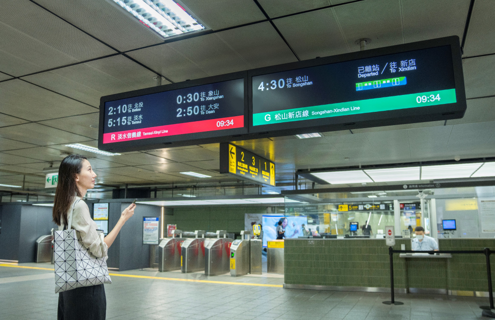 達擎TARTAN顯示器的特殊長條型比例非常適合空間與高度有限的大眾運輸場域應用，具備工業等級高品質、高亮度、高解析與高色彩飽和度等優勢，打造都會智能車站新風貌。