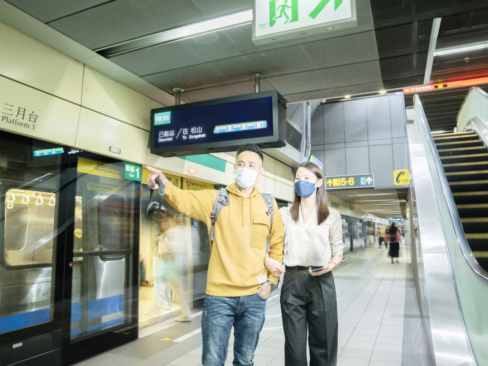 友達旗下達擎之客製化TARTAN顯示器，於台北捷運中山站亮相。以獨特長條型比例與高畫質特色，為台北捷運站帶來嶄新的都會車站風貌
