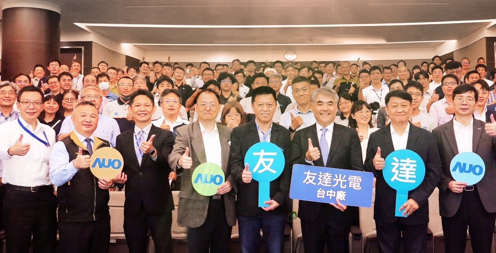 友達以太陽能解決方案領航者，跨足建築領域，4日在台中廠區舉辦「光電建築一體化研討會」，邀請產業先驅共同推動綠化，打造新一代智慧綠建築。