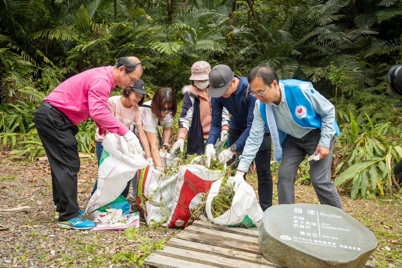 為共同守護在地物種，友達永續基金會號召志工認識並移除「綠癌」: 外來入侵種小花蔓澤蘭